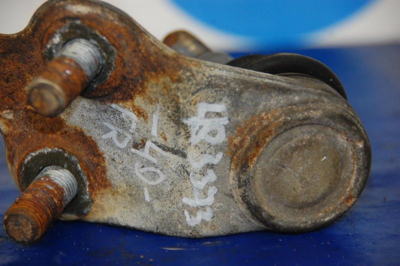 Шаровая опора левая TOYOTA CAMRY 40 06-11