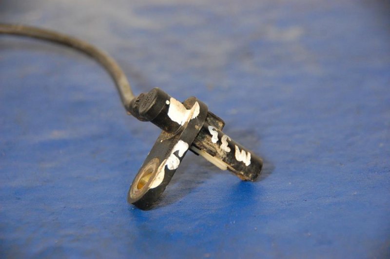 Датчик ABS задний левый INFINITI M35/M45 04-10