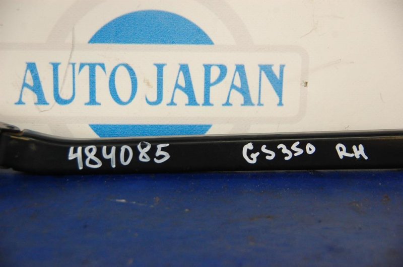 Поводок стеклоочистителя передний правый GS350 GS300 05-11