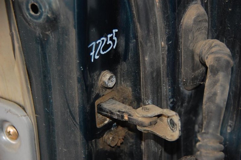 Ограничитель двери задний левый MITSUBISHI PAJERO 99-06 MR380851 Б/У