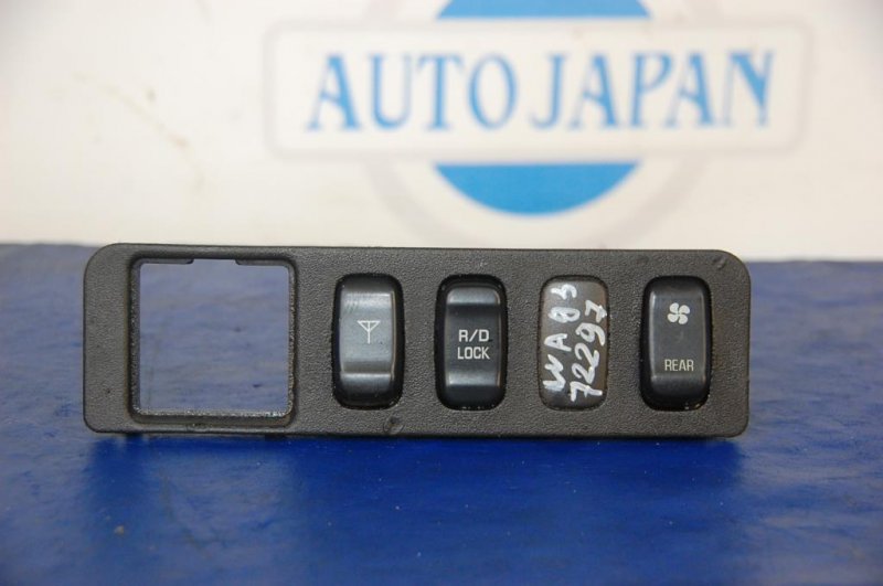 Блок кнопок торпедо MITSUBISHI PAJERO 99-06 MR402471 Б/У