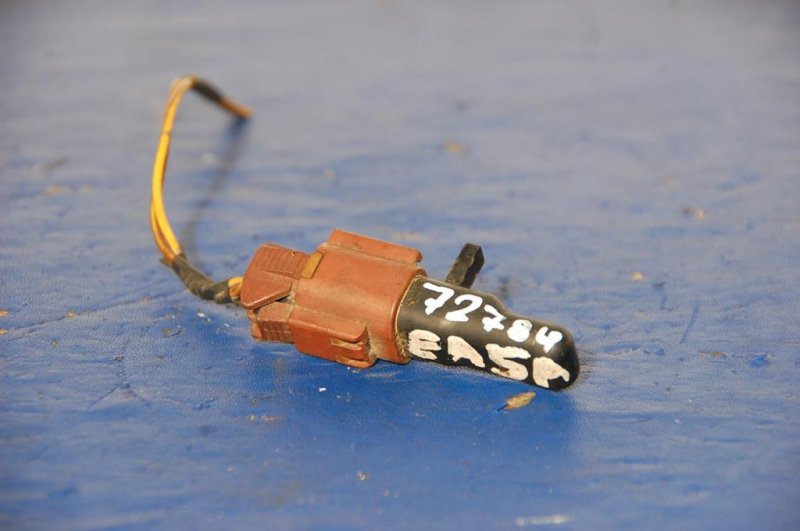 Запчасть датчик температуры наружного воздуха MITSUBISHI GALANT 97-03 Б/У Датчик температуры наружного воздуха MITSUBISHI GALANT 97-03 Б/У