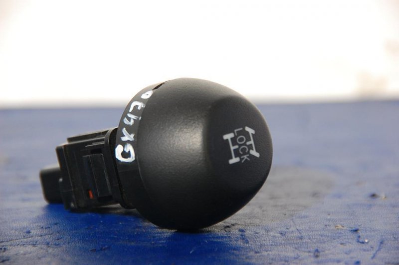 Кнопка включения полного привода TOYOTA RAV4 05-12 84724-42020 Б/У