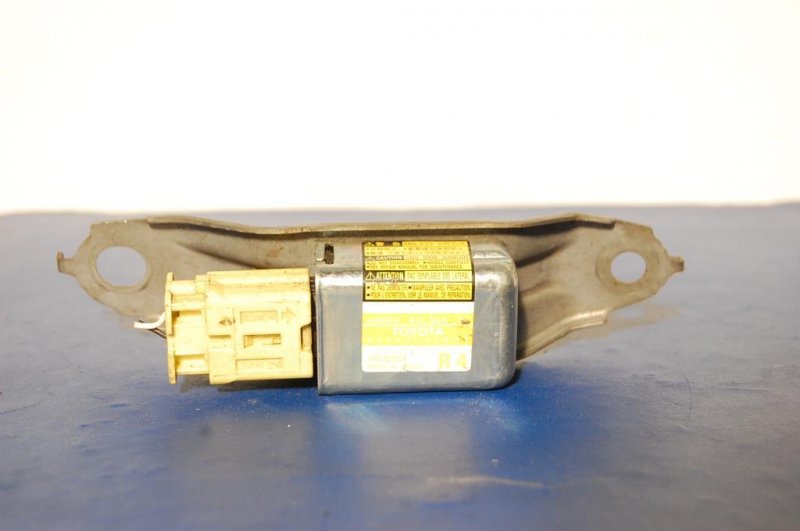 Запчасть датчик удара TOYOTA PRIUS - 20 03-11 Б/У Датчик удара TOYOTA PRIUS - 20 03-11 Б/У