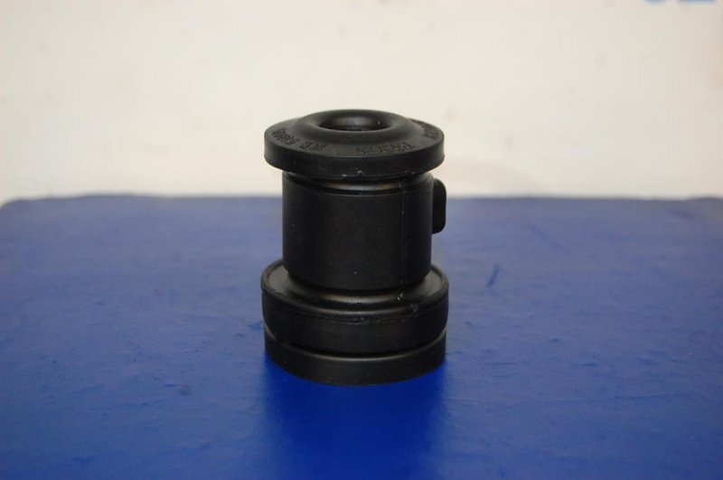 Сайлентблок передний MITSUBISHI GALANT 87-93 MB518095 новая