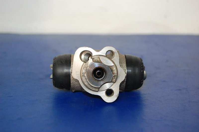 Суппорт тормозной задний левый COROLLA E110 95-00