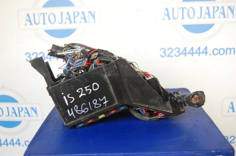 Блок предохранителей моторный отсек IS250/350 05-13