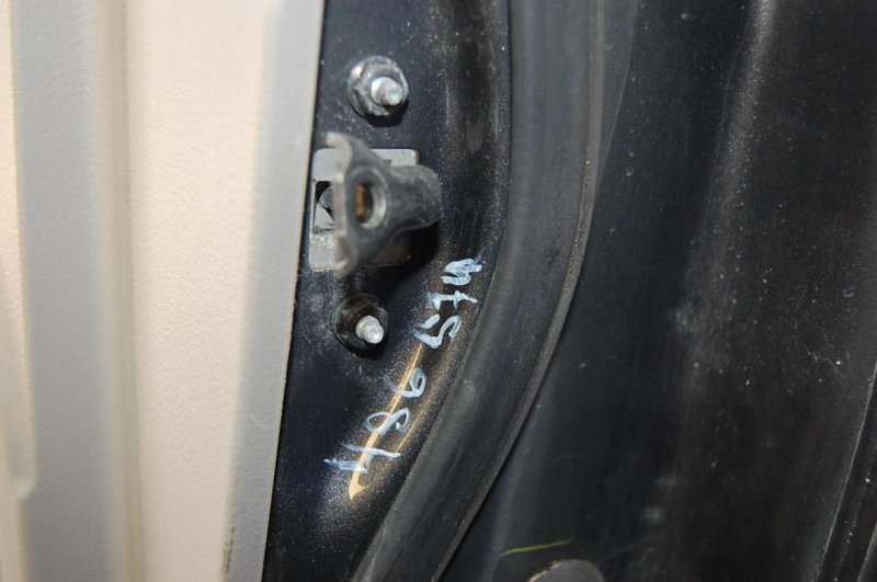 Ограничитель двери передний левый CAMRY 40 06-11