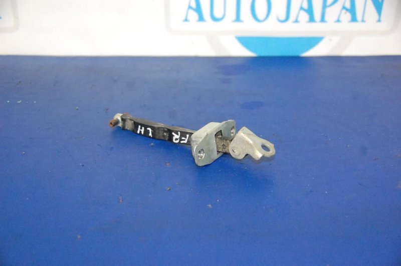 Ограничитель двери передний левый SUZUKI SX4 06-13 81810-57L01 Б/У