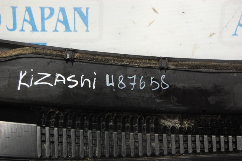 Пластик под лобовое стекло / Жабо левый SUZUKI KIZASHI 09-14