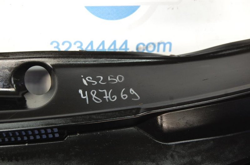 Пластик под лобовое стекло / Жабо IS250/350 05-13