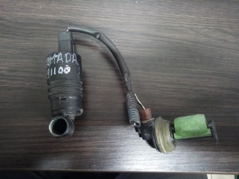 Запчасть насос омывателя стекла NISSAN QX56 / TITAN / ARMADA 04-16 Б/У Насос омывателя стекла NISSAN QX56 / TITAN / ARMADA 04-16 Б/У