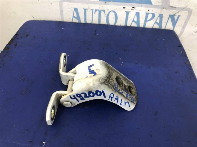 Петля двери верхняя задняя левая NISSAN QX56 / TITAN / ARMADA 04-16 Б/У