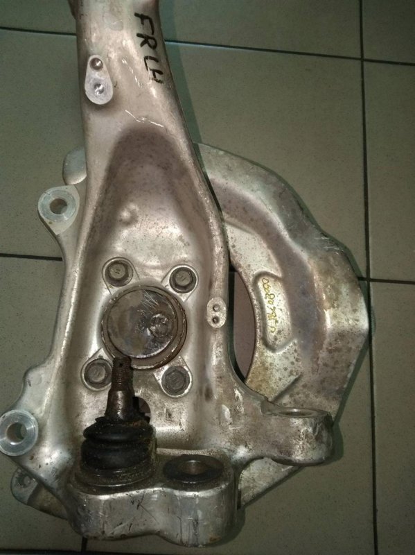 Кулак поворотный передний левый LS460 06-12