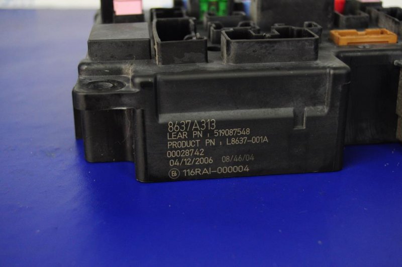 Блок предохранителей салон OUTLANDER XL 05-13 Блок предохранителей салон OUTLANDER XL 05-13