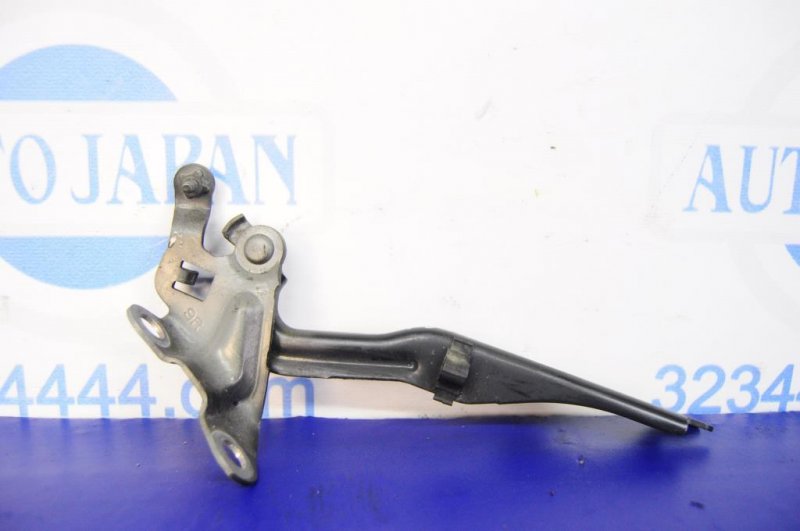 Запчасть петля капота правая MAZDA 6 GG 02-07 GJ6A-52-410A Б/У Петля капота правая MAZDA 6 GG 02-07 GJ6A-52-410A Б/У