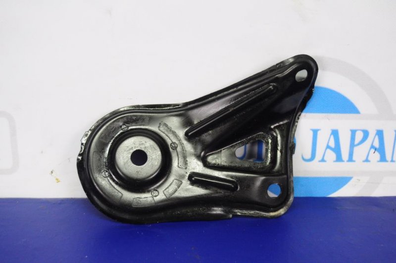 Крепление балки подвески заднее правое CAMRY 40 06-11