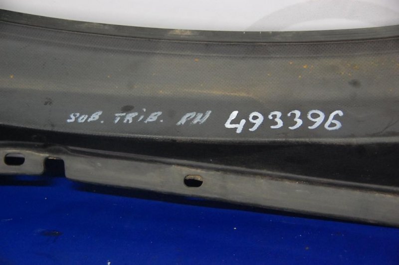 Пластик под лобовое стекло / Жабо правый TRIBECA B10 07-13