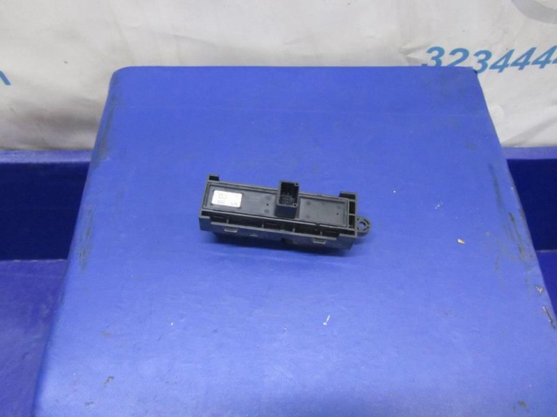 Кнопка стеклоподъемника передняя правая KIZASHI 09-14