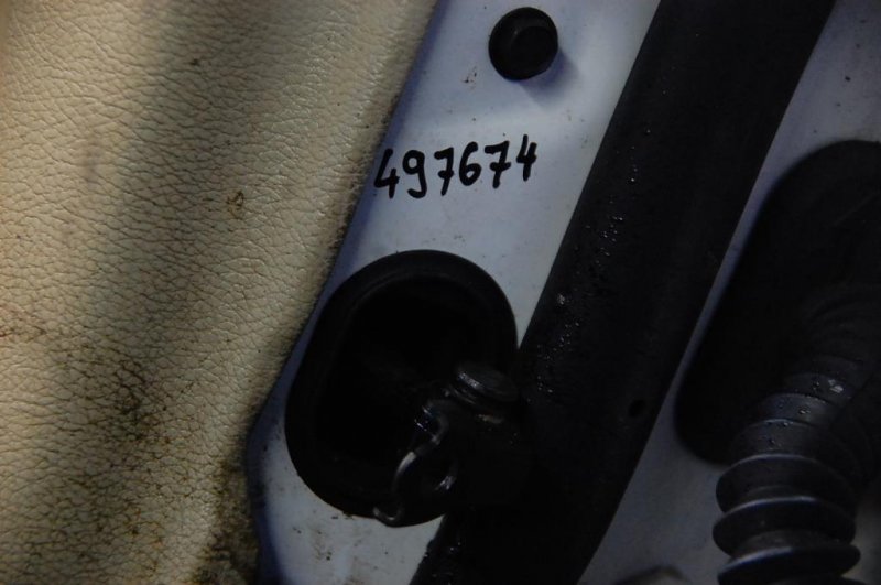 Ограничитель двери задний левый M25/M37/M56/Q70/M35H 10-16