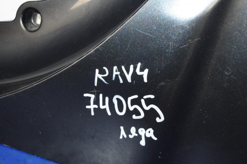 Накладка крышки багажника правая RAV4 05-12