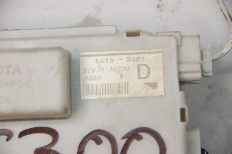 Блок предохранителей салон задний GS350 GS300 05-11 Блок предохранителей салон задний GS350 GS300 05-11