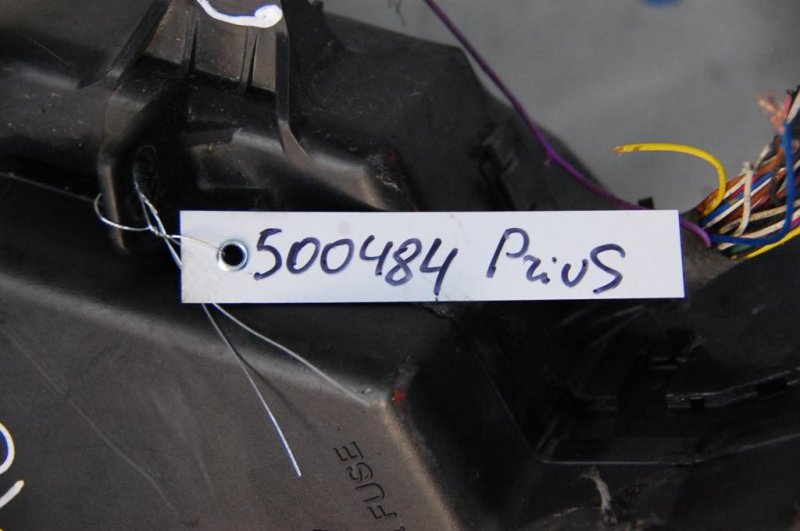 Блок предохранителей моторный отсек TOYOTA PRIUS - 30 09-17