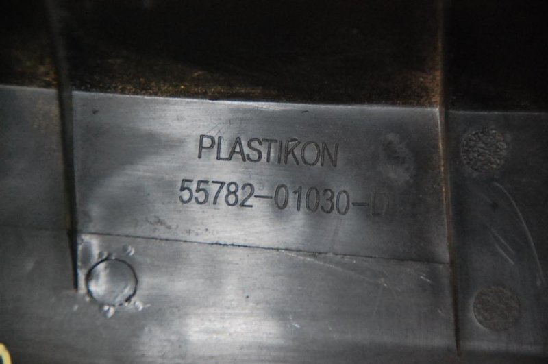 Пластик под лобовое стекло / Жабо MATRIX 02-08