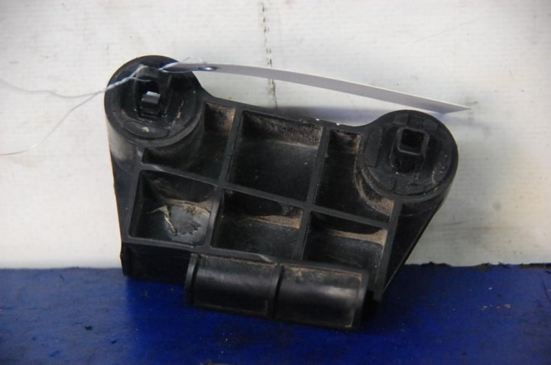 Кронштейн заднего бампера задний правый GS350 GS300 05-11