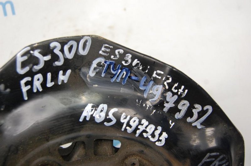 Кулак поворотный передний левый ES300 ES330 01-06