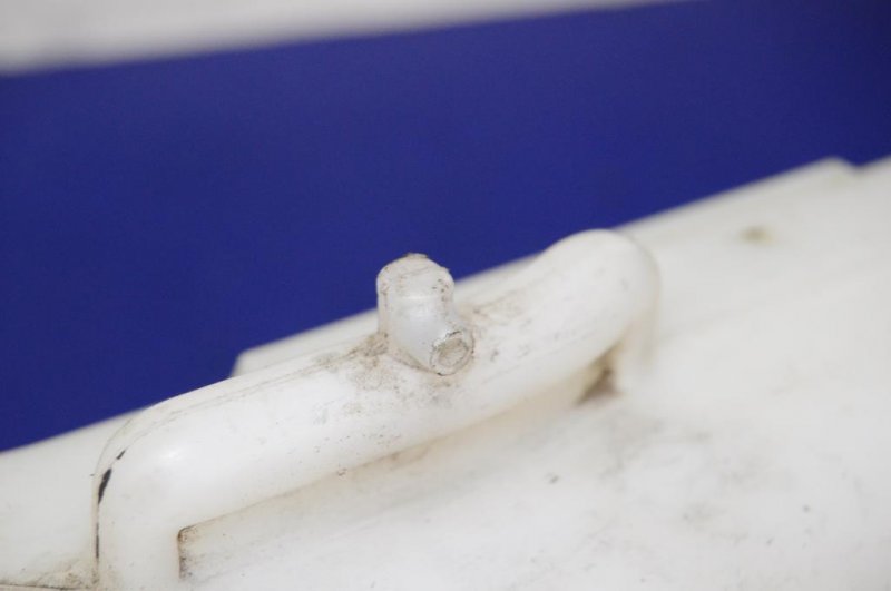 Запчасть бачок расширительный SUZUKI KIZASHI 09-14 Б/У Бачок расширительный SUZUKI KIZASHI 09-14 Б/У