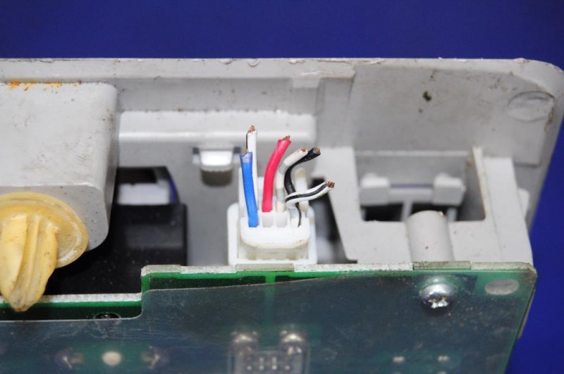 Запчасть плафон салона SCION TC 04-10 81260-2105 Б/У Плафон салона SCION TC 04-10 81260-2105 Б/У