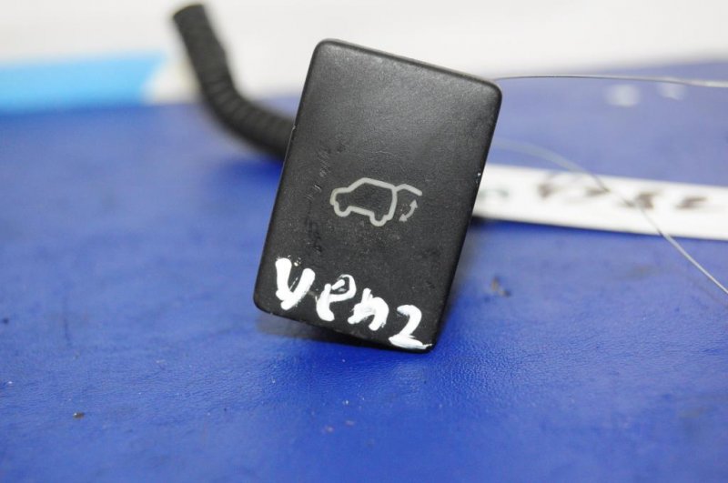 Кнопка закрывания крышки багажника TOYOTA VENZA 09-16 84930-08010 Б/У