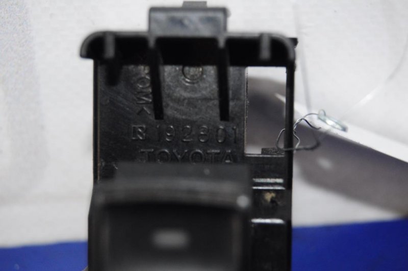 Кнопка стеклоподъемника AURIS 06-12