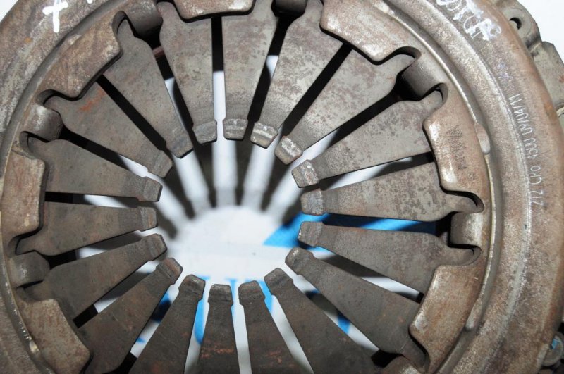 Корзина сцепления AVENSIS 03-08