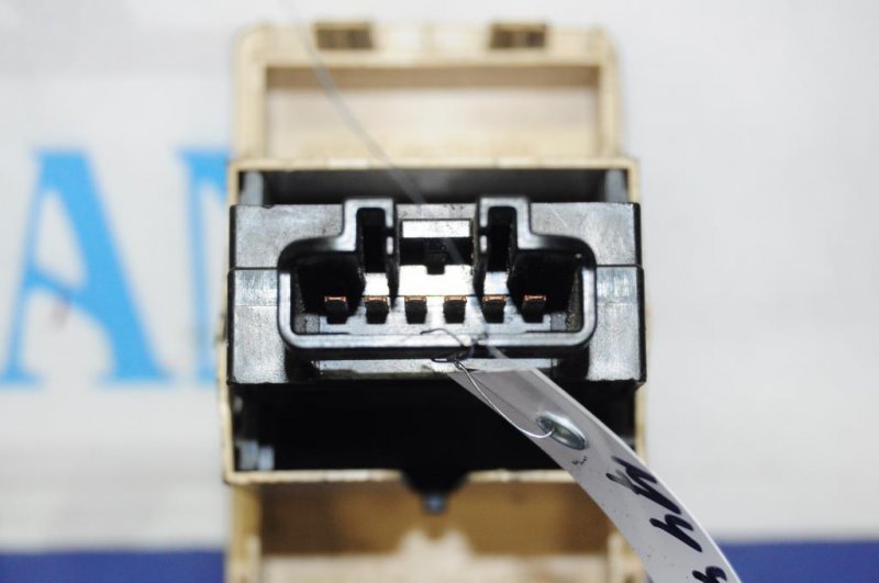 Кнопка открывания багажника внутренняя LEXUS ES350 06-12