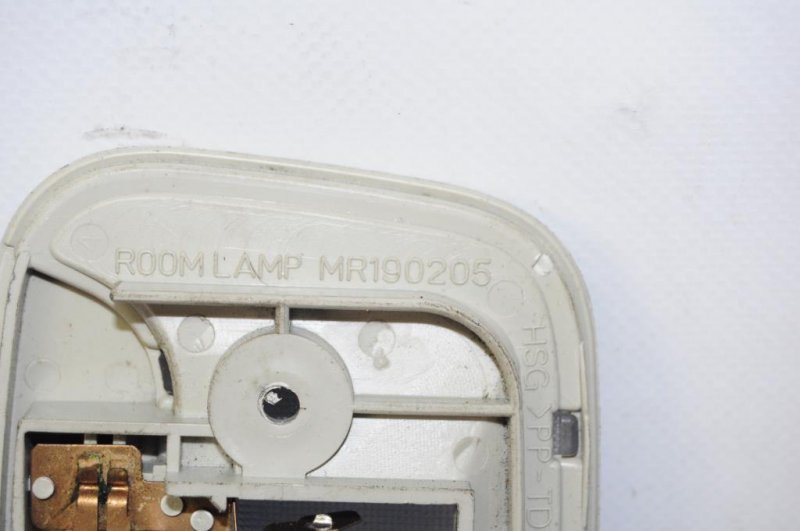 Плафон салона MITSUBISHI PAJERO 99-06 MR190205 Б/У