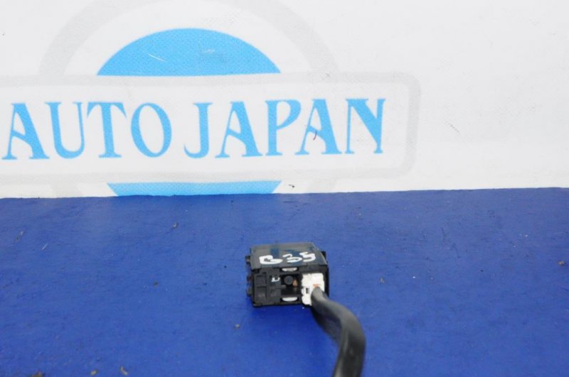 Кнопка открывания багажника внутренняя G35 03-07