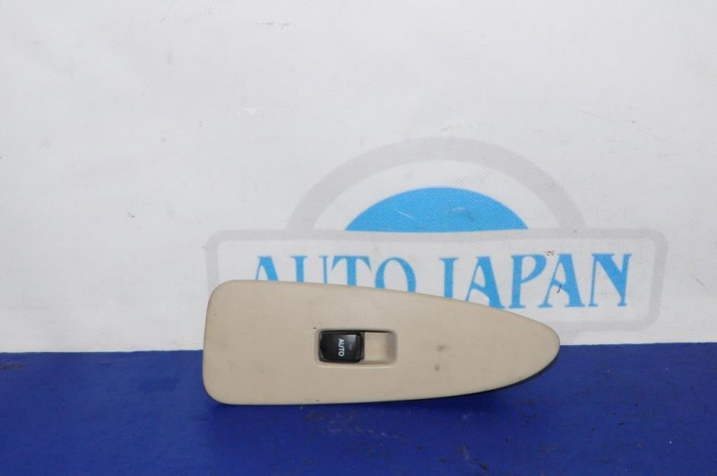 Кнопка стеклоподъемника передняя правая LEXUS ES300 ES330 01-06 84030-33030 Б/У