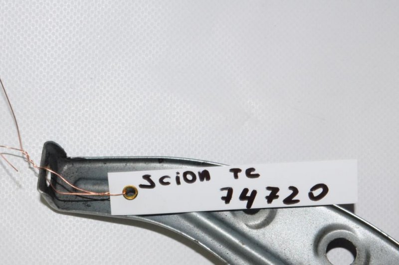 Кронштейн замка капота TC 04-10 Кронштейн замка капота TC 04-10