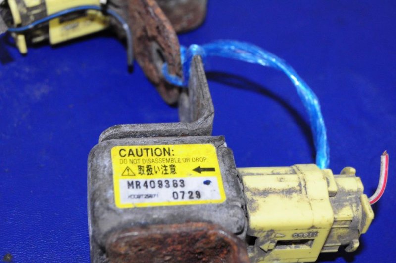 Запчасть датчик удара MITSUBISHI PAJERO 99-06 MR409363 Б/У Датчик удара MITSUBISHI PAJERO 99-06 MR409363 Б/У