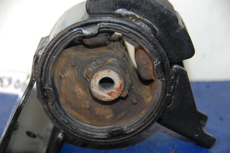 Подушка двигателя правая SUZUKI SX4 06-13