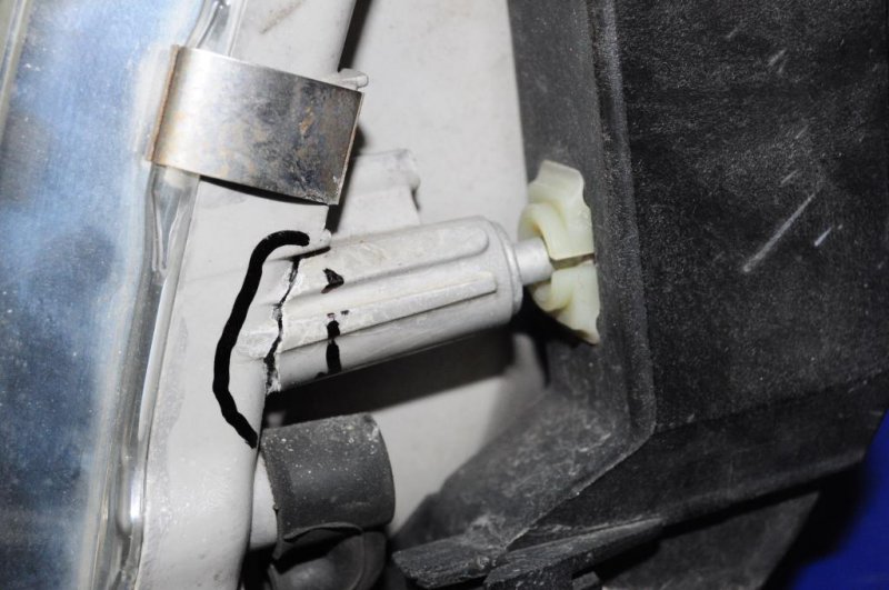 Фара передняя левая SEQUOIA 01-07