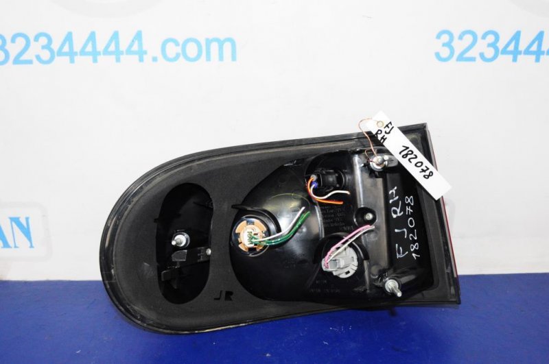 Фонарь наружный задний правый FJ CRUISER 06-15