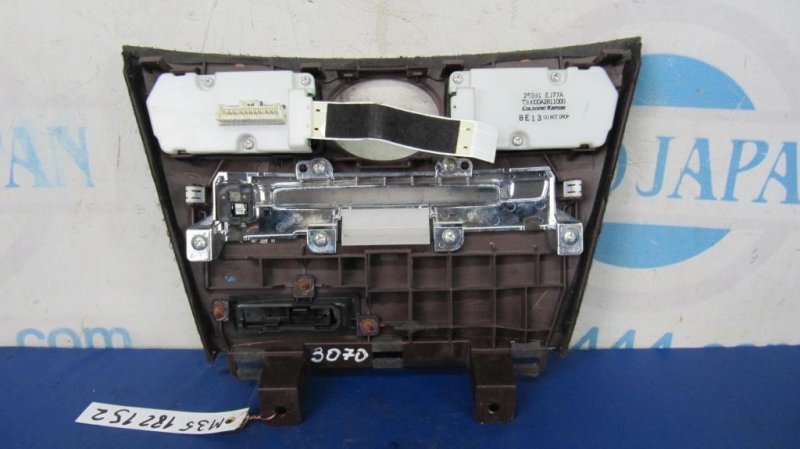 Накладка торпедо центр. INFINITI M35/M45 04-10