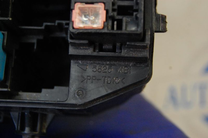 Блок предохранителей моторный отсек COROLLA 150 06-13