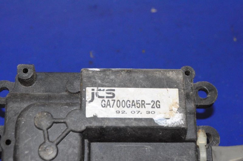 Запчасть моторчик заслонки печки MAZDA 626 GE 91-97 GA700GA5R-2G Б/У Моторчик заслонки печки MAZDA 626 GE 91-97 GA700GA5R-2G Б/У