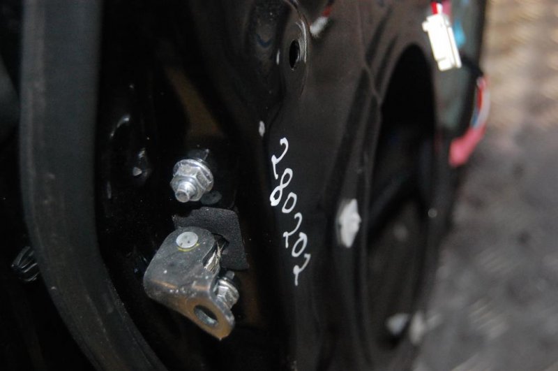 Ограничитель двери задний правый LEXUS GX470 02-09 68630-60080 Б/У