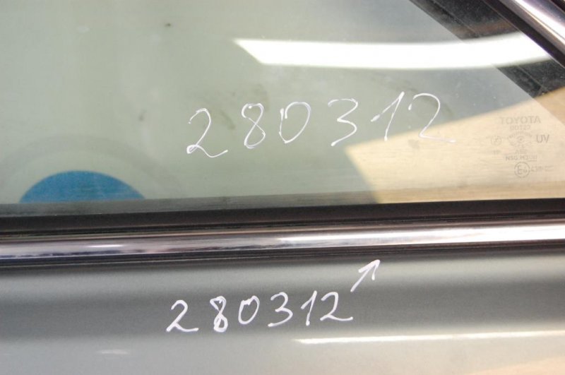 Стекло двери глухое заднее левое CAMRY 40 06-11 Стекло двери глухое заднее левое CAMRY 40 06-11