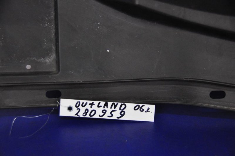Пластик под лобовое стекло / Жабо OUTLANDER 03-07